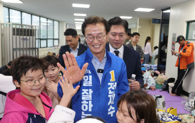더불어민주당 전재수 부산시장 후보가 3일 부산 동래구 사직실내수영장에서 열린 제5회 부산시장배 생활체육 수영대회를 찾아 참가자들을 격려하고 있다. 이재찬 기자 chan@