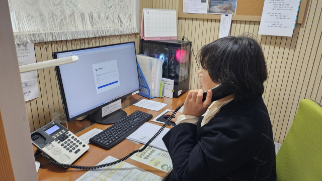 부산생명의전화에서 상담원이 내담자와 전화 상담을 진행하고 있는 모습. 부산생명의전화 제공.