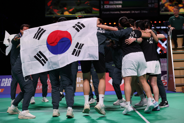 한국 여자 배드민턴 선수들이 지난 3일(한국 시간) 덴마크 호르센스에서 열린 2026 세계여자단체배드민턴선수권대회(우버컵) 중국과의 결승전에서 우승을 차지 한 뒤 기뻐하고 있다.신화·연합뉴스