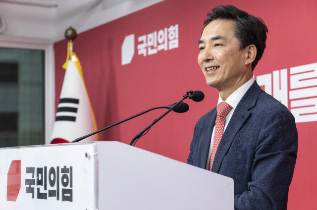 6·3 재보선 부산 북갑 선거구에 국민의힘 공천이 확정된 박민식 전 국가보훈부 장관이 5일 서울 여의도 중앙당사에서 열린 기자회견에서 취재진 질문에 답하고 있다. 연합뉴스