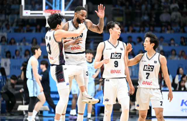 부산 KCC 선수들이 5일 고양소노아레나에서 열린 2025-2026 LG전자 프로농구 챔피언결정전 1차전에서 승리한 뒤 기뻐하고 있다. KBL 제공