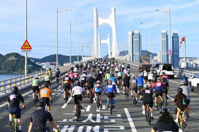 지난해 광안대교에서 열린 자전거 축제 ‘세븐브릿지투어’에서 라이더들이 페달을 밟고 있다. 부산일보DB