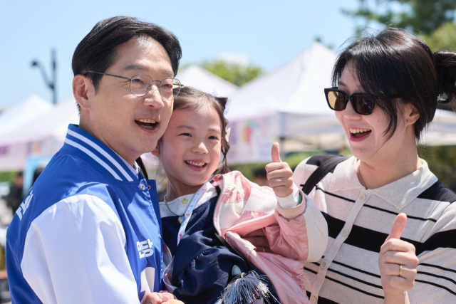 김경수 후보가 5일 어린이날을 맞아 김해 꿈나무 어린이날 큰잔치에서 어린이들과 사진을 찍고 있다. 후보 캠프 제공