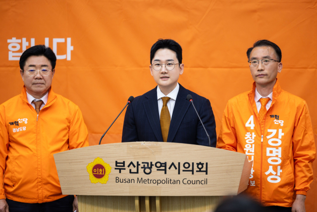 개혁신당 정이한 부산시장 후보가 6일 오후 부산시청 브리핑룸에서 기자회견을 열고 공소취소 특검법을 비판했다. 개혁신당 제공