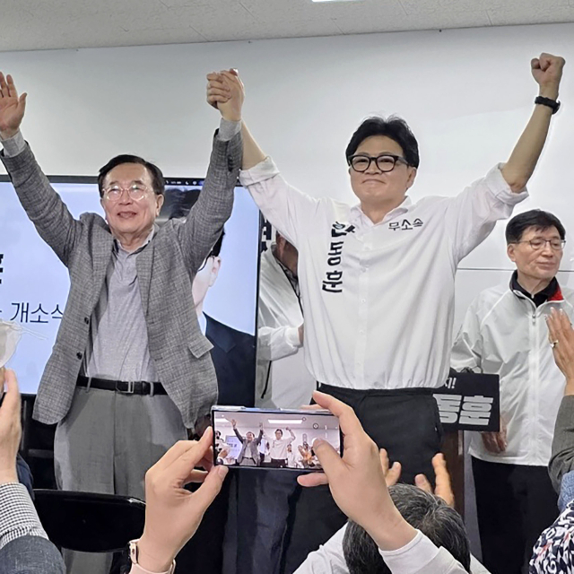 무소속 한동훈 부산 북갑 국회의원 보궐선거 후보가 10일 부산 북구에서 열린 선거사무소 개소식에서 서병수 전 의원과 손을 맞잡고 있다. 연합뉴스