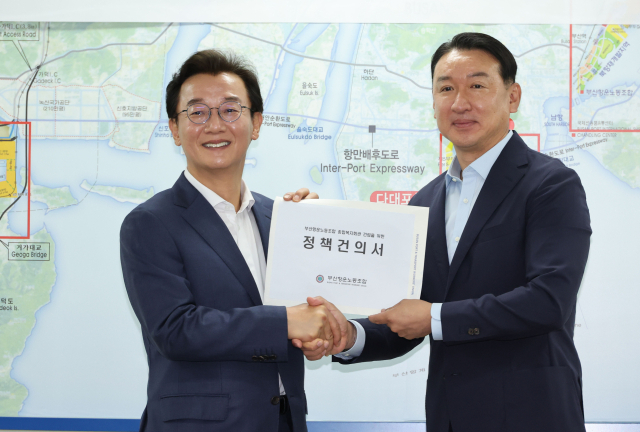 더불어민주당 전재수 부산시장 후보가 11일 오전 부산 중구 부산항운노조에서 열린 정책 간담회에 박병근 부산항운노조 위원장으로부터 정책 건의서를 전달받고 있다. 이날 부산항운노조는 전 후보 지지를 선언했다. 정종회 기자 jjh@