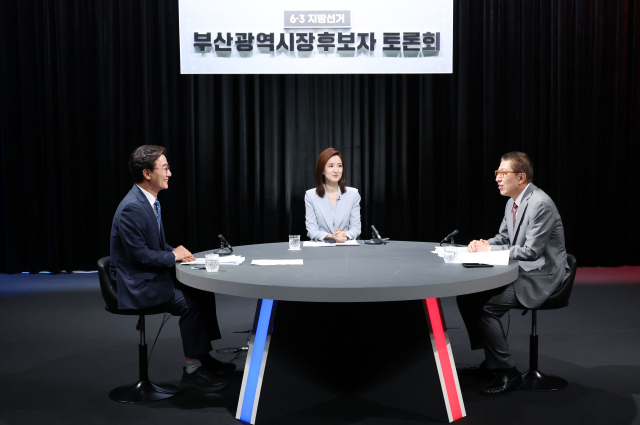 더불어민주당 전재수 부산시장 후보와 국민의힘 박형준 후보가 12일 오후 부산MBC에서 열린 초청토론회에서 토론을 하고 있다. 정종회 기자 jjh@