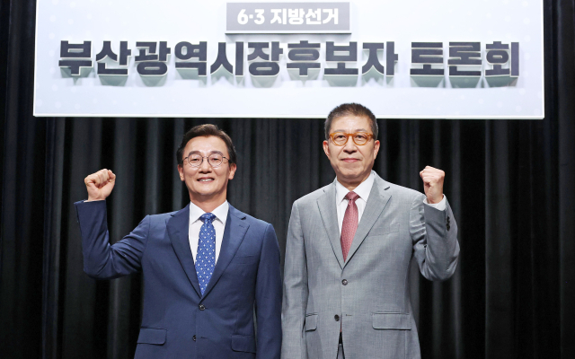 더불어민주당 전재수 부산시장 후보와 국민의힘 박형준 후보가 12일 오후 부산MBC에서 열린 초청토론회에서 포즈를 취하고 있다. 정종회 기자 jjh@