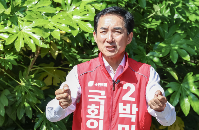 국민의힘 박민식 부산 북갑 국회의원 후보가 14일 오전 부산 북구 무장애숲길에서 부산일보사와 인터뷰를 하고 있다. 김종진 기자 kjj1761@