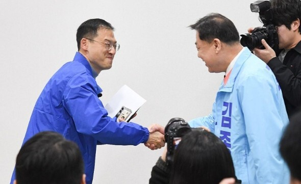 악수하는 김상욱과 김종훈 후보. 연합뉴스