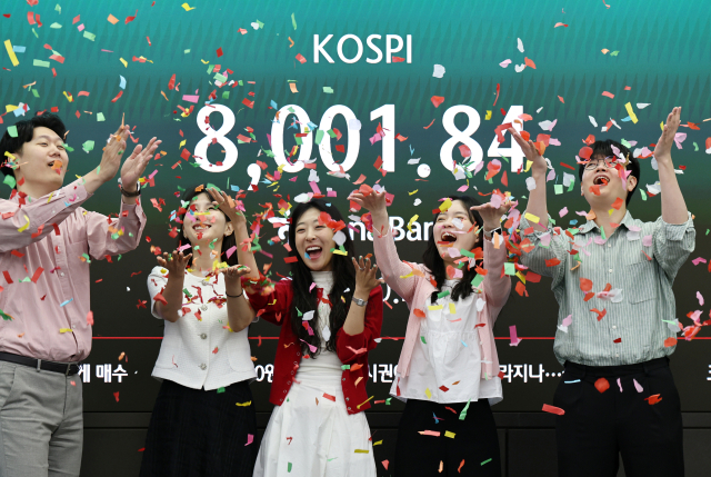 15일 서울 하나은행 본점 딜링룸에서 코스피8000 기념 세리머니가 진행되고 있다. 연합뉴스