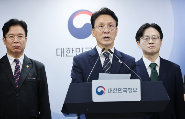 김민석 국무총리가 17일 서울 종로구 정부서울청사에서 삼성전자 파업 관련 대국민 담화를 하고 있다. 왼쪽부터 김영훈 고용노동부 장관, 김민석 국무총리, 김정관 산업통상부 장관. 연합뉴스