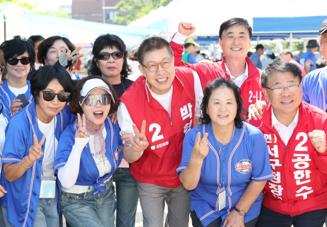 박형준 국민의힘 부산시장 후보가 17일 부산 서구 아미초등학교에서 열린 총동문회 체육대회에서 참석자들과 기념촬영을 하고 있다. 이재찬 기자 chan@