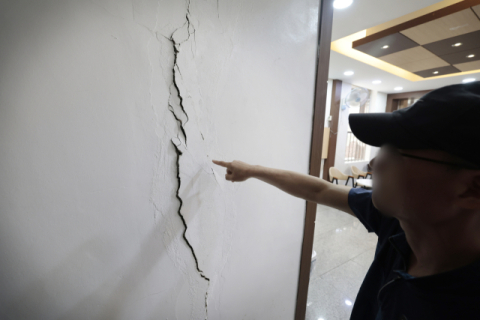 공사장 옆 건물 균열·침하… “노후 때문” 버티는 시공사