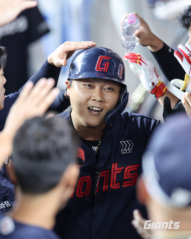 19일 한화전에서 8회초 홈런을 친 한동희가 덕아웃으로 들어오며 환호하고 있다. 롯데 자이언츠 제공