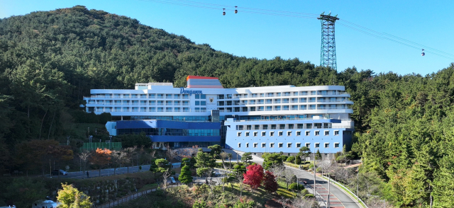 동원로얄CC＆리조트에서는 라운딩 전후 리조트에서 투숙하며 한려수도의 풍광을 만끽할 수 있다. 리조트 전경. 통영 동원로얄CC＆리조트 제공