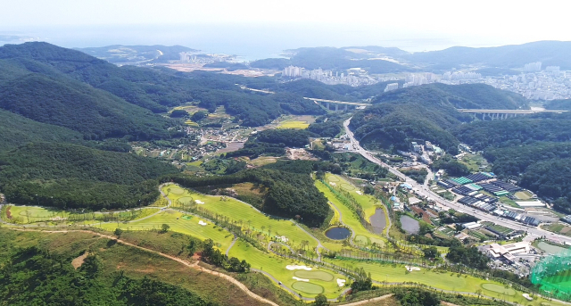 총 9홀의 기장 동원로얄CC에서는 홀마다 다른 난이도, 다른 분위기로 골프의 재미를 만끽할 수 있다. 기장 동원로얄CC 제공