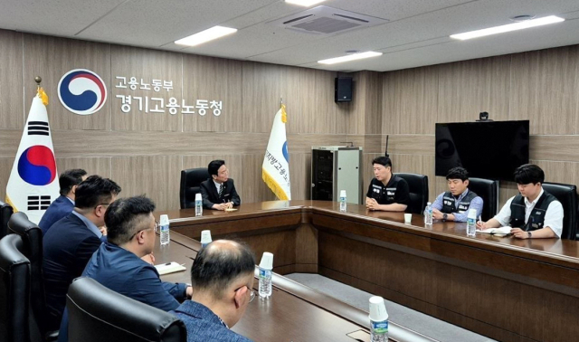 삼성전자 노사가 20일 경기도 수원의 고용노동부 경기고용노동청에서 임금협상 교섭을 재개하고 있다. 교섭에는 노측 삼성그룹 초기업노동조합 삼성전자지부 최승호 위원장, 사측 대표교섭위원인 여명구 DS 피플팀장, 중재자로 나선 김영훈 고용노동부 장관 등이 자리했다. 연합뉴스