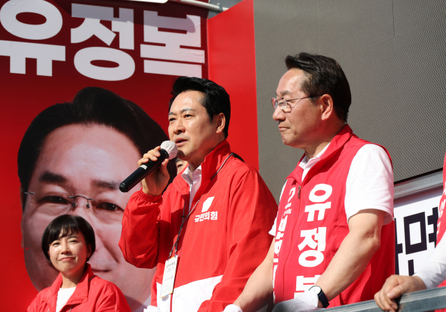 국민의힘 장동혁 대표가 24일 인천광역시 계양구 작전역에서 열린 유정복 인천시장 후보 유세에서 지지를 호소하고 있다. 연합뉴스