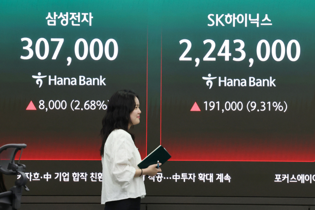 지난 27일 서울 하나은행 본점 딜링룸 현황판에 삼성전자, SK하이닉스 종가가 표시돼 있다. 이날 삼성전자는 30만 7000원에, SK하이닉스는 224만 3000원에 거래를 마쳤다. 코스피는 전장보다 181.19p(2.25%) 오른 8,228.70으로 마감, 사상 최고치를 또 경신했다. 연합뉴스