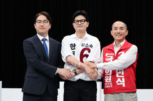 28일 오후 부산 동구 부산MBC에서 진행된 국회의원 보궐선거 부산 북구갑 후보자 토론회에서 더불어민주당 하정우(왼쪽부터) 후보, 무소속 한동훈 후보, 국민의힘 박민식 후보가 토론에 앞서 선전을 다짐하고 있다. 정종회 기자 jjh@