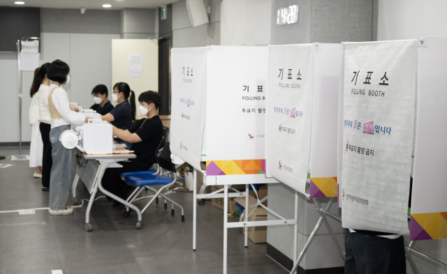제9회 전국동시지방선거 사전투표를 하루 앞둔 28일 오후 부산 연제구청에서 사전투표소 설비 모의시험이 진행되고 있다. 김종진 기자 kjj1761@