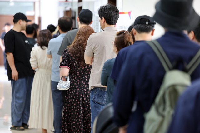 30일 대구 달성군 유가읍 행정복지센터에 마련된 사전투표소에서 유권자들이 투표를 하기 위해 기다리고 있다. 연합뉴스