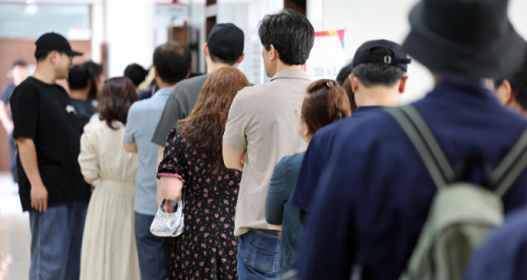 여 “높을수록 고무적” vs 야 “정부심판 표심”… 높은 사전투표율에 여야 아전인수격 평가