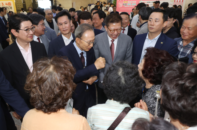 이명박 전 대통령이 31일 부산 해운대구 수영로교회를 찾아 국민의힘 박형준 부산시장 후보와 함께 예배에 앞서 교인들에게 인사하고 있다. 연합뉴스