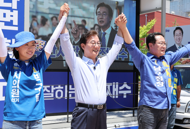 더불어민주당 전재수 부산시장 후보가 31일 부산 남구 평화공원에서 열린 유세에서 지지를 호소했다.정종회 기자 jjh@