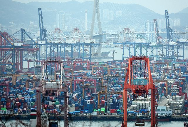 경제협력개발기구(OECD)는 올해 한국 경제 성장률 전망치를 1.7%에서 2.6%로 0.9%포인트(P) 상향 조정했다. OECD는 반도체 수출 확대가 경제성장은 견인하고 있다고 진단했다. 연합뉴스