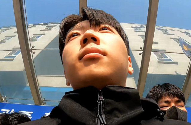 살인·살인미수 혐의를 받는 장윤기(23) 씨가 지난달 14일 오전 광주 서부경찰서에서 검찰로 송치되고 있다. 경찰은 광주 광산구 월계동 한 보행로에서 귀가 중이던 여고생을 흉기로 여러 차례 찔러 살해하고, 남고생에게 흉기를 휘두른 혐의를 받는 장 씨의 신상 정보를 국민의 알권리 등을 고려해 이날부터 한 달간 공개하기로 결정했다. 연합뉴스