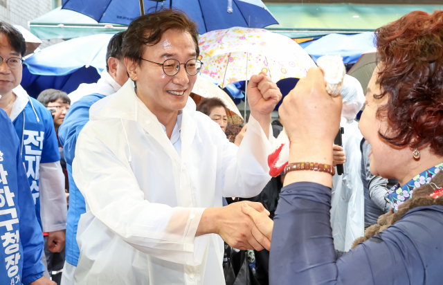 더불어민주당 전재수 부산시장 후보가 2일 오후 부산 사하구 하단오일장에서 지지를 호소하고 있다. 김종진 기자 kjj1761@