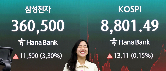 2일 서울 중구 하나은행 딜링룸 현황판에 코스피 등이 표시되고 있다. 이날 코스피는 전 거래일 대비 13.11포인트 오른 8,801.49에, 코스닥은 24.00포인트(2.29%) 내린 1,026.03에 장을 마감했다. 연합뉴스