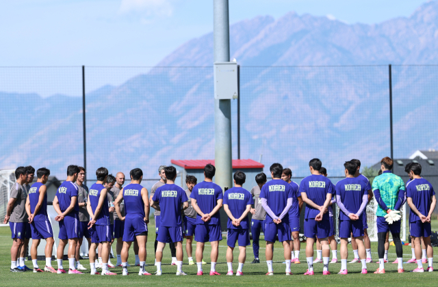 태극전사들이 3일(한국 시간) 미국 유타주 헤리먼에 위치한 자이언스뱅크 트레이닝센터에서 축구 국가대표팀 선수들이 훈련에 앞서 홍명보 감독의 지시를 듣고 있다. 연합뉴스