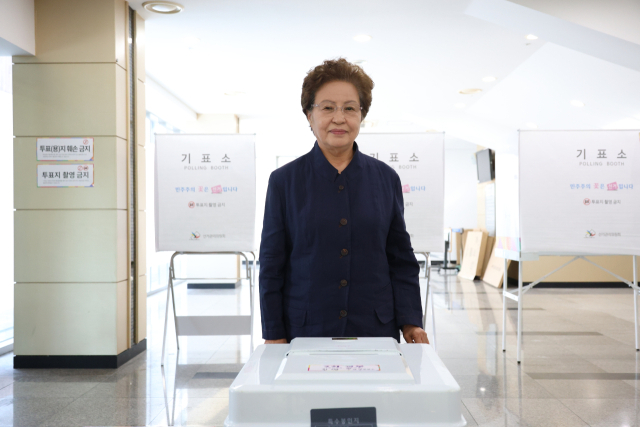 고(故) 노무현 전 대통령 부인 권양숙 여사가 3일 자택이 있는 경남 김해시에서 투표권을 행사했다. 이경민 기자