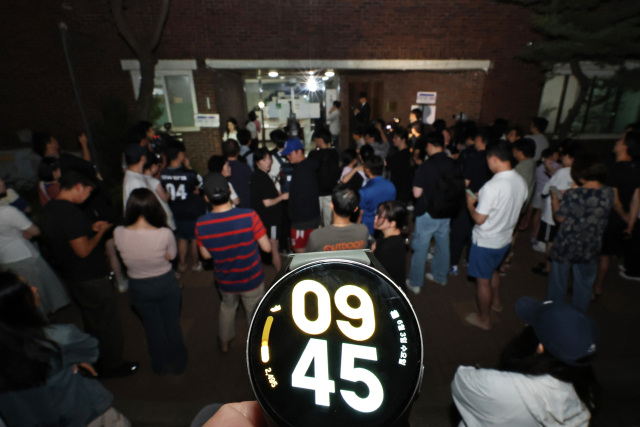 6·3 지방선거 본투표일인 3일 투표용지 부족으로 투표시간이 오후 10시까지 연장된 서울 송파구 잠실7동 제2투표소 앞에 주민들이 모여 있다. 연합뉴스