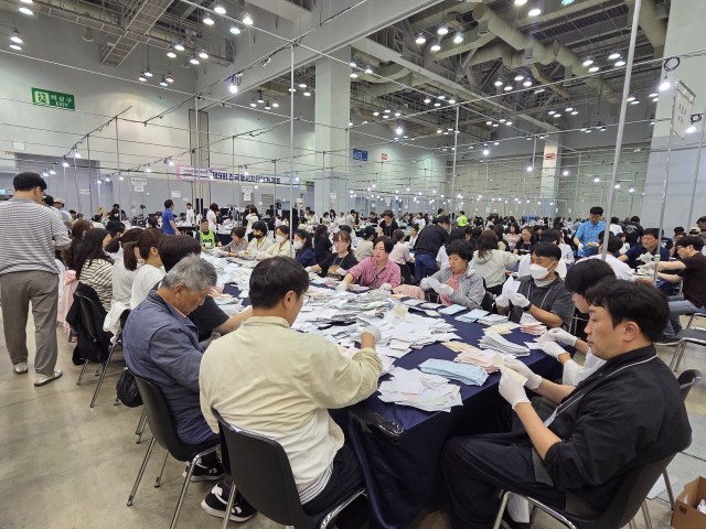 6·3 지방선거 본투표가 진행되는 동안 각종 사건·사고가 이어진 가운데 부산의 개표장에서도 크고 작은 혼선이 발생했다. 일부 개표소에서 참관인들이 봉인지 상태에 대해 항의하거나 투표용지가 기계 오류로 찢어지는 등 사고가 잇따랐다. 사진은 3일 오후 8시 해운대구 우동 벡스코 제2전시장에서 개표가 진행되는 모습. 박수빈 기자 bysue@