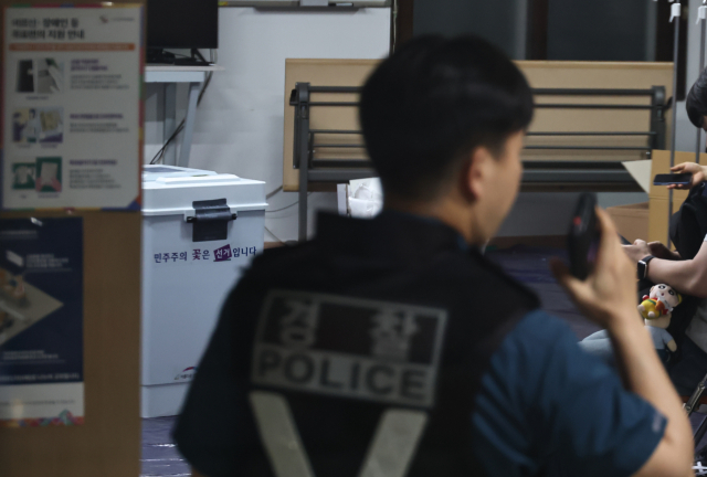 6·3 지방선거 본투표일인 3일 투표용지 부족으로 오후 10시 투표를 마친 서울 송파구 잠실7동 제2투표소에서 투표함 반출이 지연되고 있다. 연합뉴스