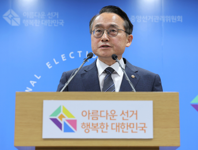 허철훈 중앙선거관리위원회 사무총장이 6·3 지방선거 본투표일인 3일 경기 과천 중앙선관위에서 투표용지 부족 사태 관련 대국민 사과 및 현장 브리핑을 하고 있다. 연합뉴스
