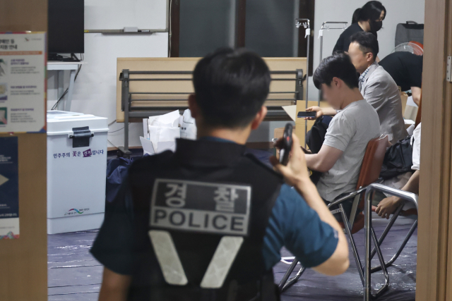 6·3 지방선거 본투표일인 3일 투표용지 부족으로 투표시간이 오후 10시까지 연장된 서울 송파구 잠실7동 제2투표소에서 투표 종료 후 투표함 이송이 지연되고 있다. 연합뉴스