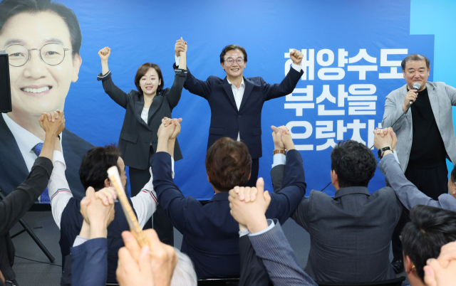 더불어민주당 전재수 부산시장 당선인이 4일 오후 부산 부산진구 선거사무소에서 진행된 캠프 해단식에서 지지자들에게 인사를 하고 있다. 정종회 기자 jjh@