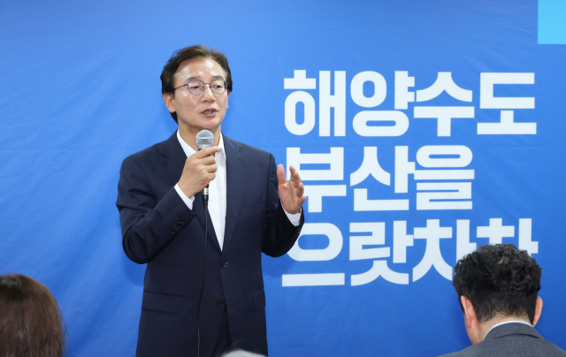 더불어민주당 전재수 부산시장 당선인이 4일 오후 부산 부산진구 선거사무소에서 진행된 캠프 해단식에서 지지자들에게 감사의 인사를 전하고 있다. 정종회 기자 jjh@