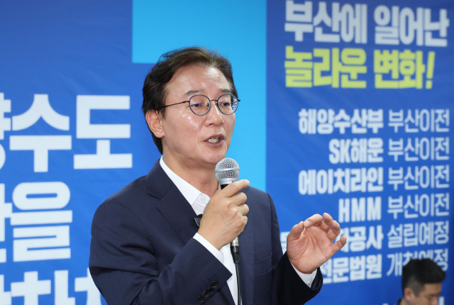 더불어민주당 전재수 부산시장 당선인이 4일 부산 부산진구 선거사무소에서 열린 캠프 해단식에서 지지자들에게 인사를 하고 있다. 정종회 기자 jjh@