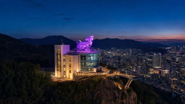 오는 12~13일 열리는 BTS 부산 콘서트를 앞두고 부산 서구가 6월 한 달간 보랏빛으로 물든다. 사진은 보라색 야간 조명이 켜진 천마산 복합전망대 모습. 부산 서구청 제공