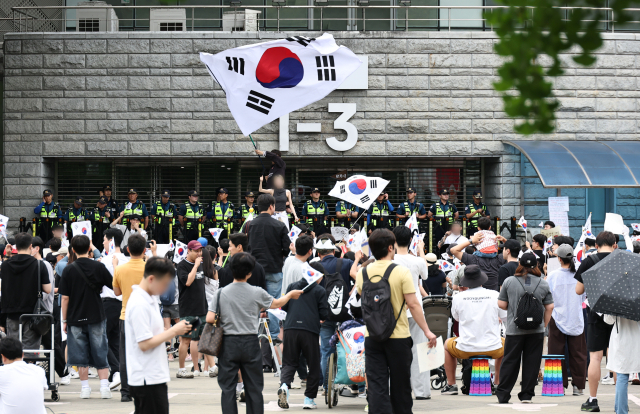 7일 서울 송파구 올림픽공원 핸드볼경기장 앞에서 6·3 지방선거 투표지 부족 사태를 규탄하며 재선거를 요구하는 ‘잠실 개표소 봉쇄 시위’가 계속됐다. 연합뉴스