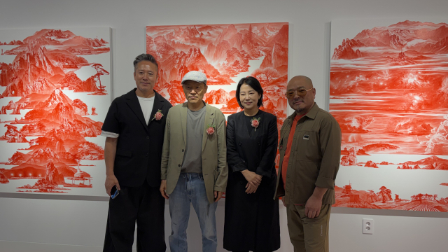 '붉은 산수' 이세현 작가의 작품 앞에서 포즈를 취한 이세현·김선두·손몽주·성동훈 작가. 김은영 기자 key66@
