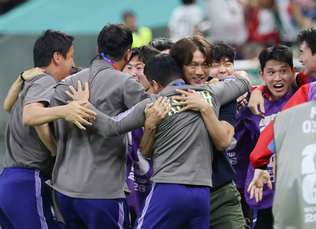 지난 12일(한국시간) 멕시코 사포판 과달라하라 스타디움에서 열린 2026 북중미 월드컵 A조 1차전 한국과 체코의 경기가 한국의 2대1 역전승으로 끝났다. 경기 종료 휘슬이 울리자 홍명보 감독과 선수들이 환호하고 있다. 연합뉴스