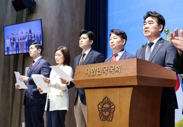 초·재선을 주축으로 한 국민의힘 소장파 모임 '대안과 미래' 이성권 간사(오른쪽 첫 번째)를 비롯한 의원들이 11일 국회 소통관에서 기자회견을 열고 장동혁 대표의 사퇴를 요구하고 있다. 연합뉴스