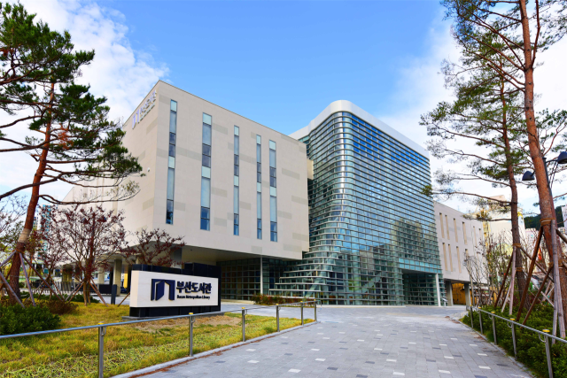 부산도서관은 기후 위기와 관련해 시민들과 함께 독서 토론과 실천 프로그램을 운영하는 ‘그린 랩 북 클럽’을 시작한다. 사진은 부산도서관 전경. 부산도서관 제공